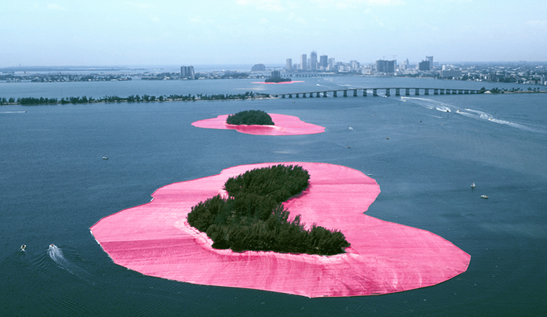 11 Christo 1935-2020, Surrounded-Islands (les îles entourées), installation de ceintures de polypropylène rose fuchsia,1983, îles de la baie de Biscayne, Miami. DR