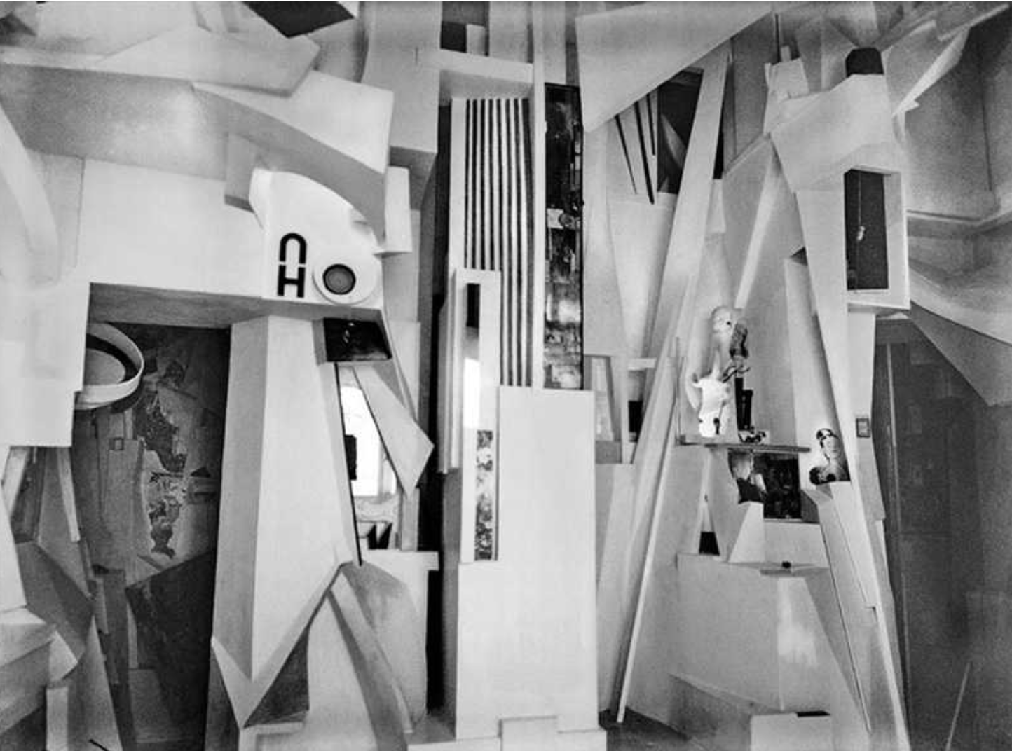 8 Kurt Schwitters, Merzbau, Hanovre, 1933