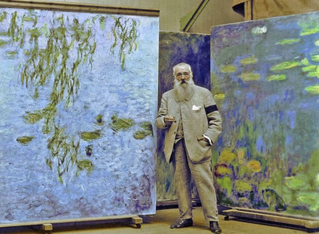 9 Claude Monet 1840-1926 dans son atelier avec deux tableaux du cycle des Nymphéas
