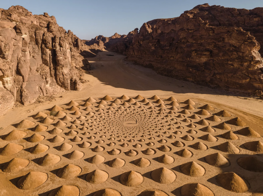 1 Jim Denevan, Angle of Repose, Desert X AlUla 2022. Courtesy the artist and Desert X AlUla, photo Lance Gerberre. DR