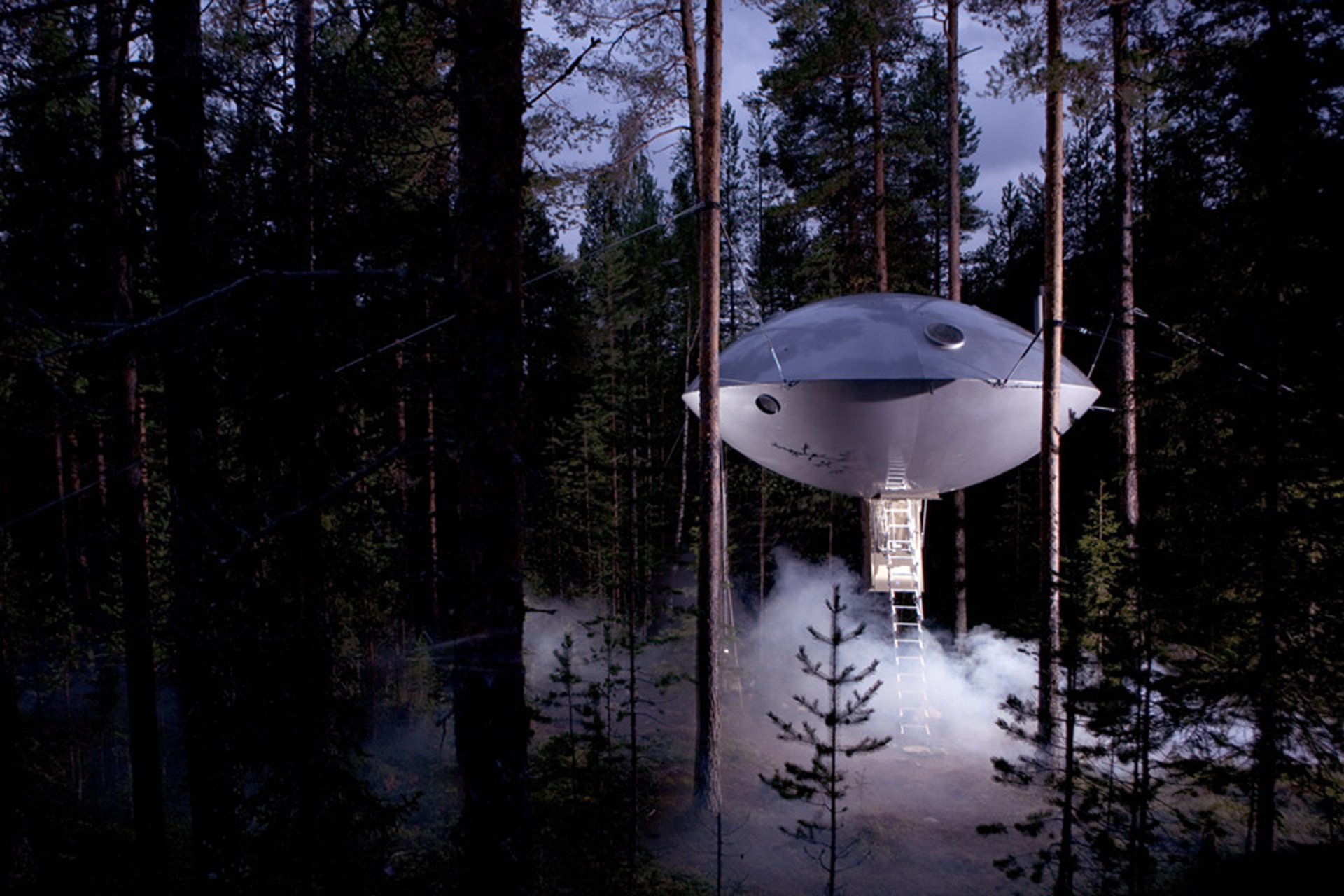 12 UFO Treehouse conçu par Bertil Harström, Suède, DR