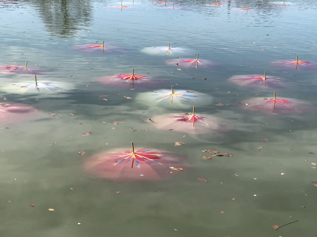 2 Noël Dolla 1945, Nymphéas post déluge II, installation de 500 parapluies de dimensions variables, 2019, Jardin des Tuileries, Ceysson et Bénétière, DR