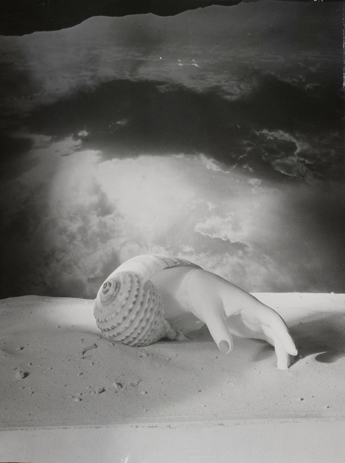 5-Dora Maar, Sans Titre (Main-coquillage), ca. 1934, négatif gélatino-argentique sur support souple, 23,4 x 17,5 cm, © Centre Pompidou DR.