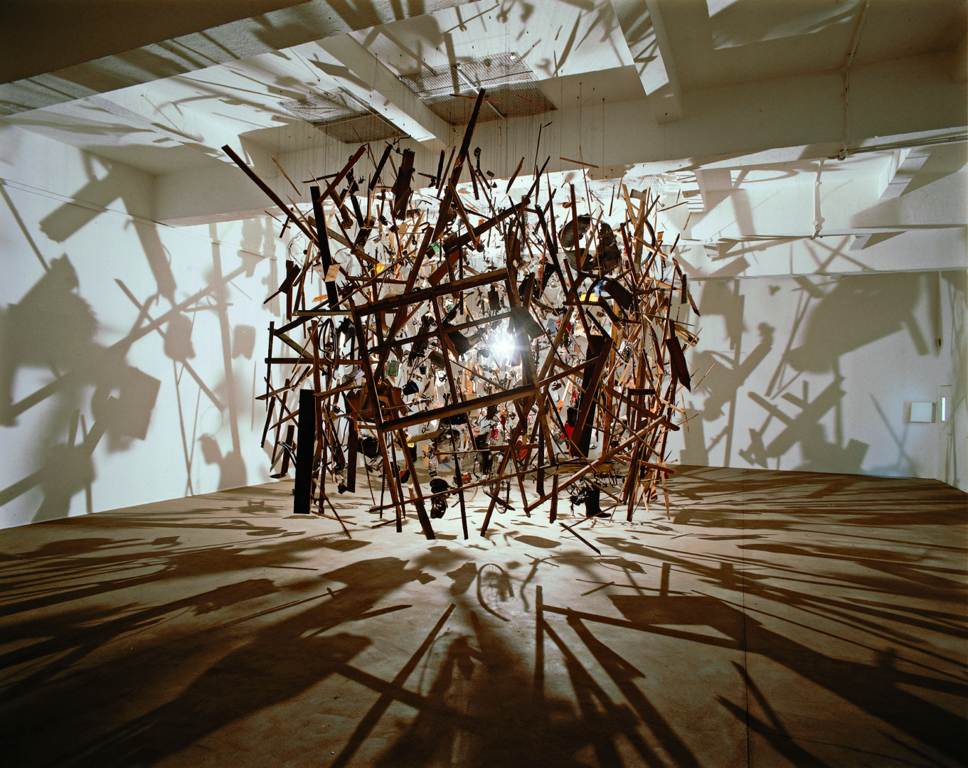 7 Cornélia Parker, Cold Dark Matter, An Exploded View 1991, DR.